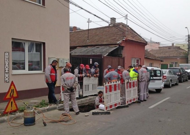 08policz_ilu_fachowcow_obserwuje_robote.jpg