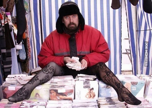 05nogi_rozlozyl_i_czeka_na_klientow.jpg