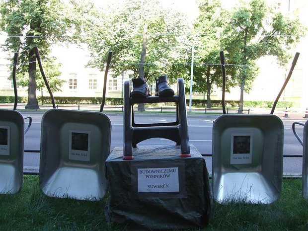l_15315680c7be73eBudowniczemu_pomniko.jpg