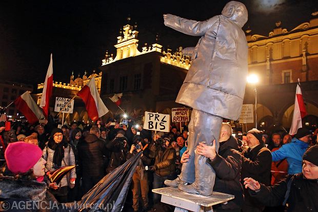 z21116118Q,Happening-przedstawiajacy-obalenie-pomnika-Jarosla.jpg